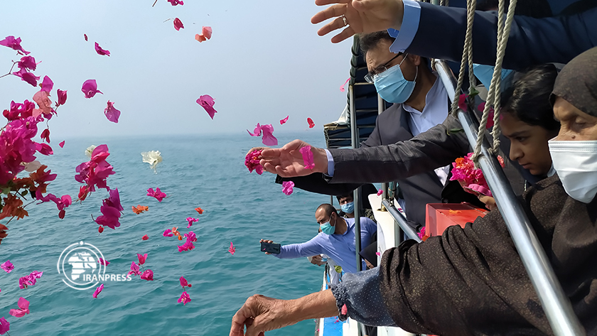 Persian Gulf showered with Rose petals to commemorate July 3 tragedy