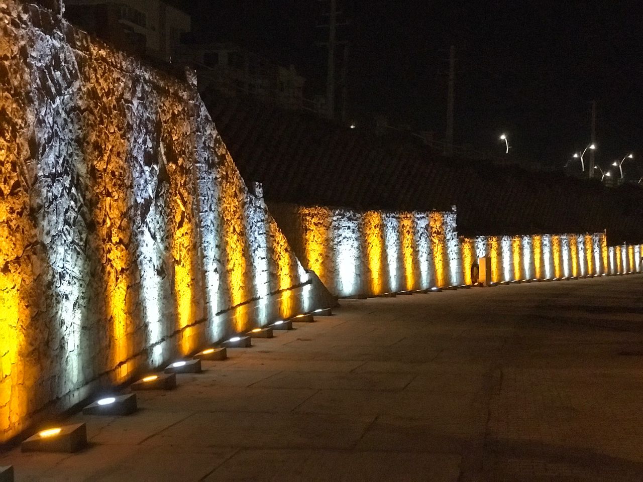 دیوار صخره ای بلوار آزادگان با 3 میلیارد ریال به تاسیسات نوری مجهز شد
