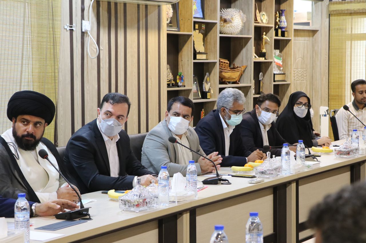 در کنار مردم بودن، افتخار نظام و دولت است/ حل مشکلات و خواسته های خانواده شهدای جزیره تا پایان سال