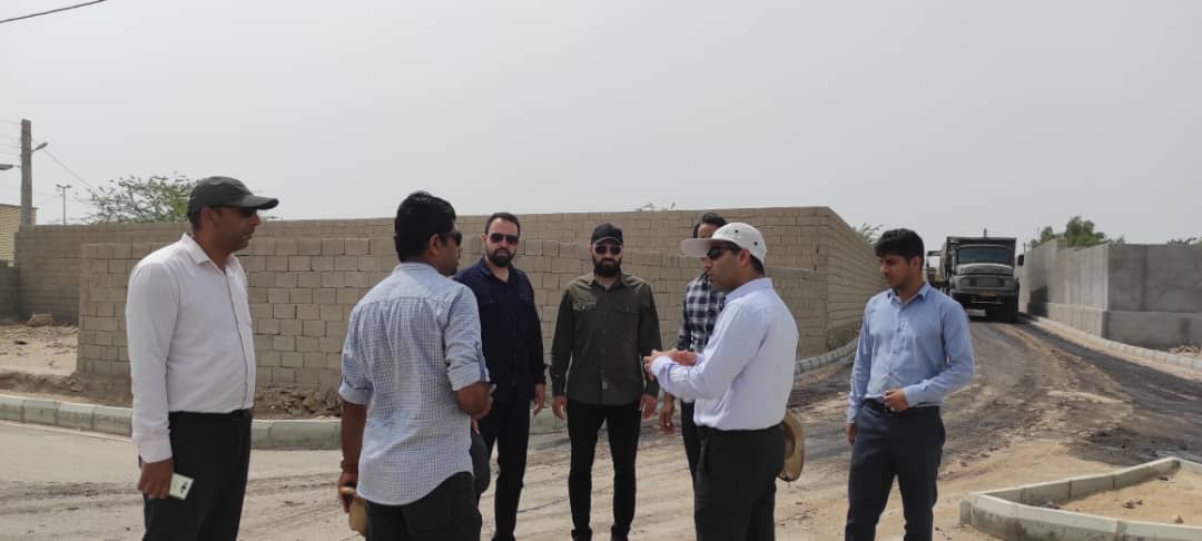 خدمات زیرساختی در روستاهای قشم ادامه دارد/ آغاز عملیات اجرایی آسفالت معابر روستایی قشم
