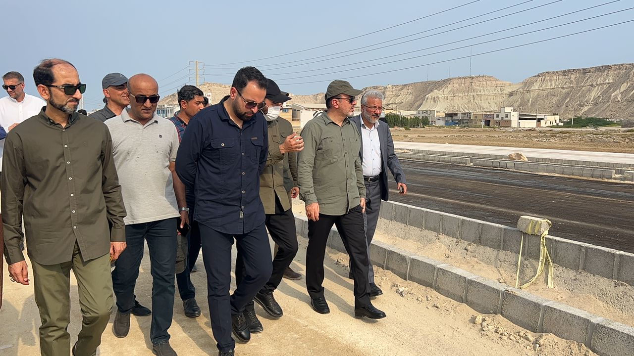 بازدید مدیرعامل سازمان منطقه آزاد قشم از مراحل پایان کار پروژه بلوار مرکزی طولا 
