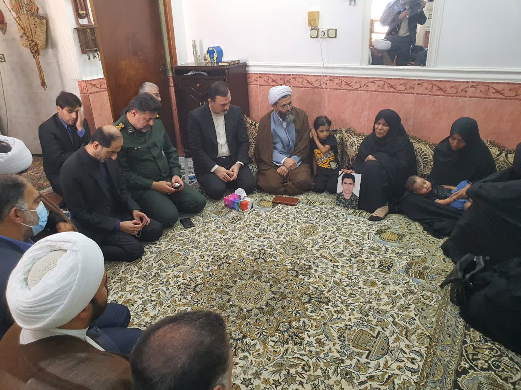 مدیرعامل سازمان منطقه آزاد قشم و جمعی از مسوولان شهرستان با خانواده شهید مدافع امنیت دیدار کردند