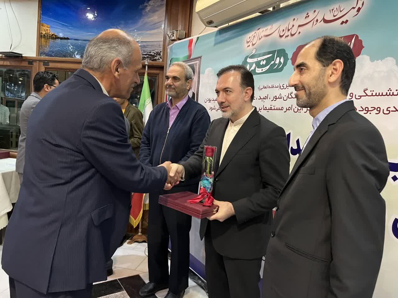 آیین تجلیل از بازنشستگان سازمان منطقه آزاد قشم در سال 1400 برگزار شد