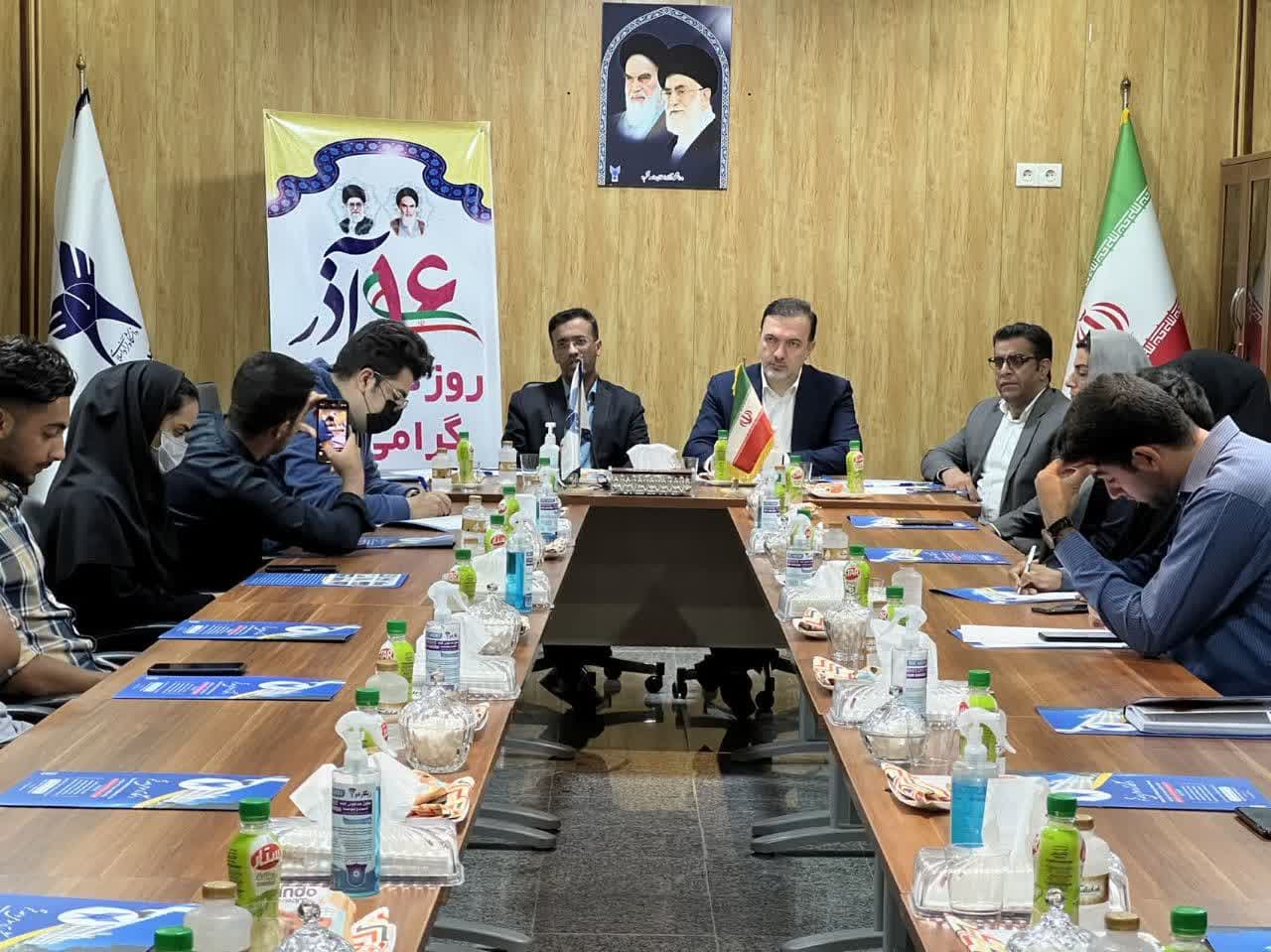نشست صمیمانه مدیرعامل سازمان منطقه آزاد قشم با دانشجویان جزیره