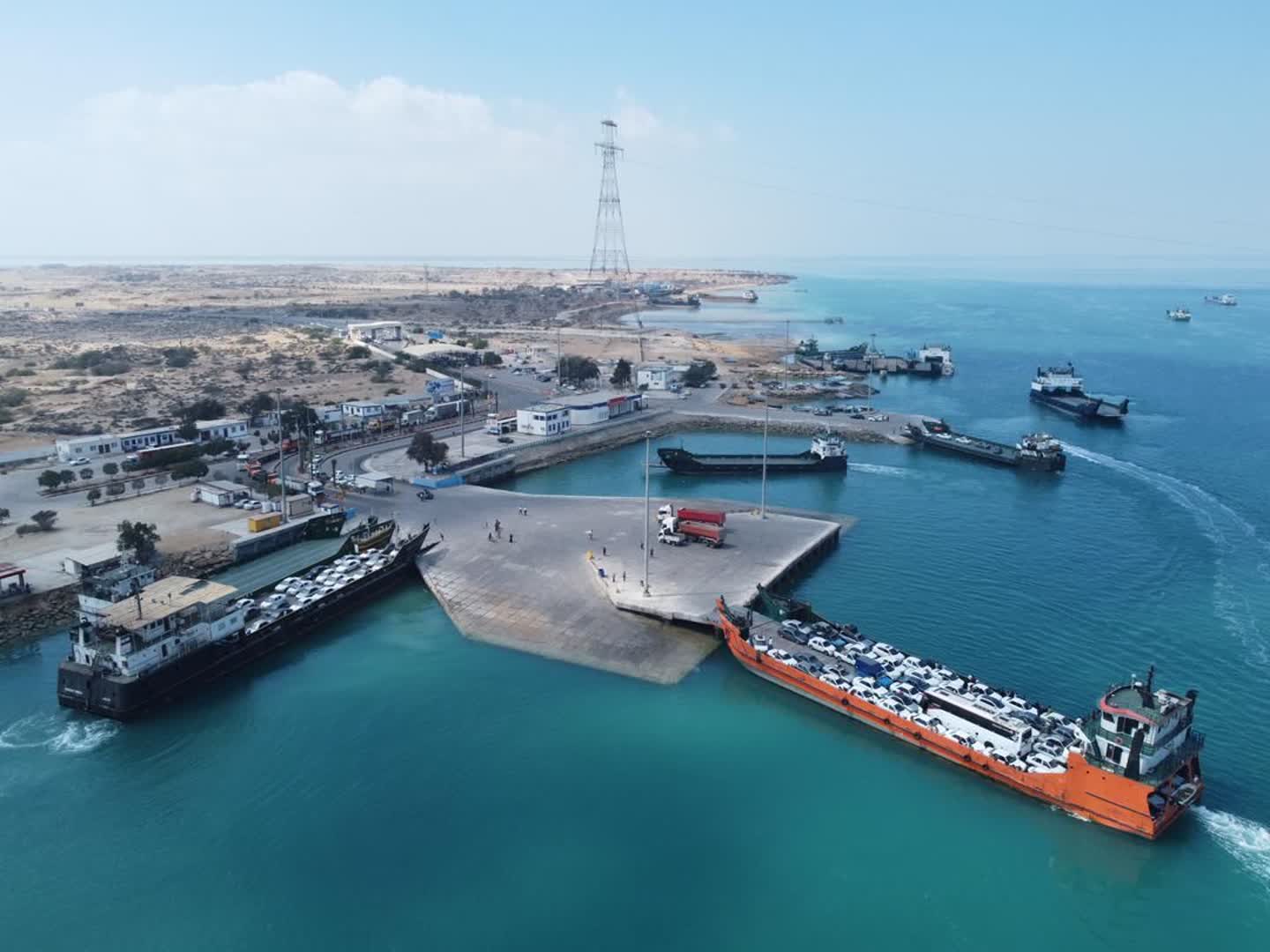 ترافیک روان در مبادی ورودی جزیره/ قشم همچنان ظرفیت پذیرش گردشگران را دارد
