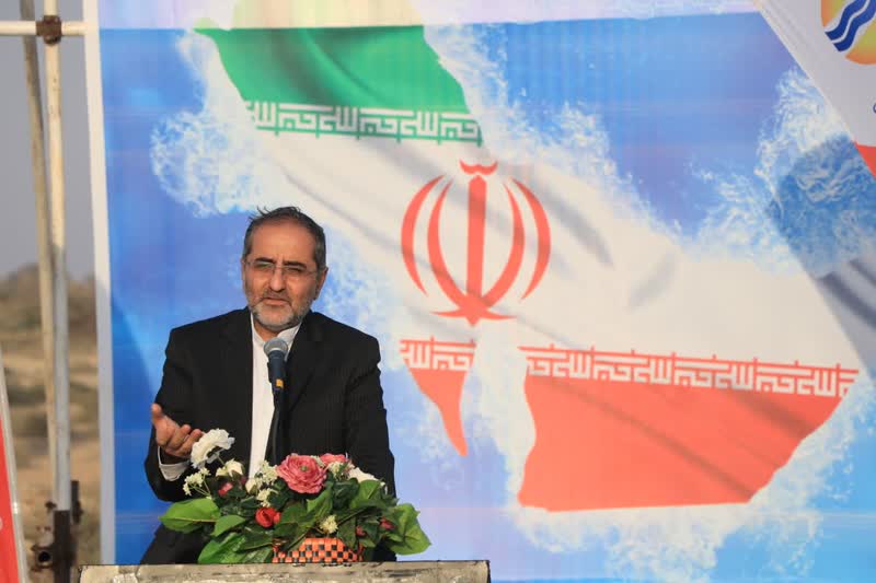 اهتزاز پرچم جمهوری اسلامی در غربی‌ترین نقطه جزیره قشم