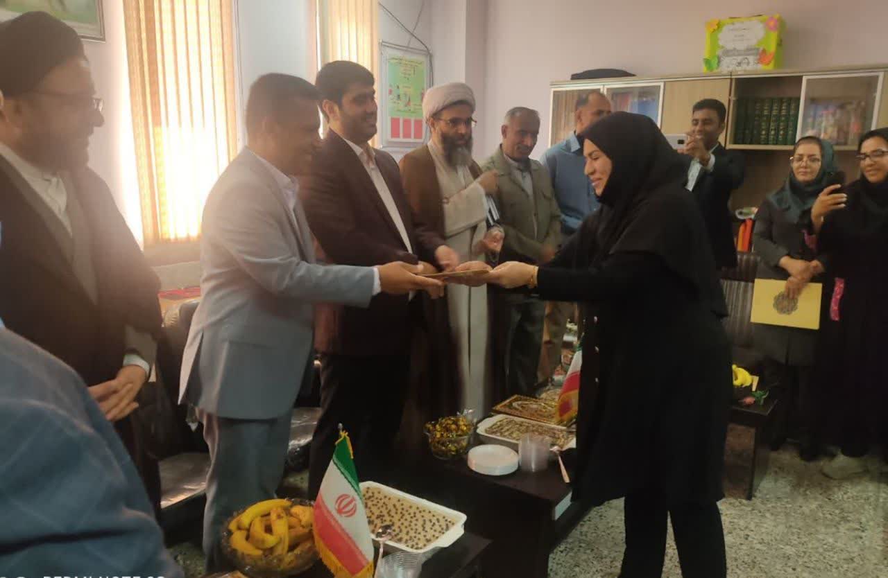 معلمان مدارس قشم تجلیل شدند
