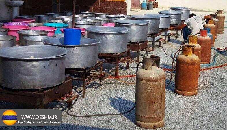ده هزار پرس غذای نذری با هزینه شخصی مسئولین سازمان منطقه آزاد قشم در روز اربعین حسینی توزیع میشود / روستای کوه ای قشم بزرگترین پخت غذای نذری را تجربه کرد