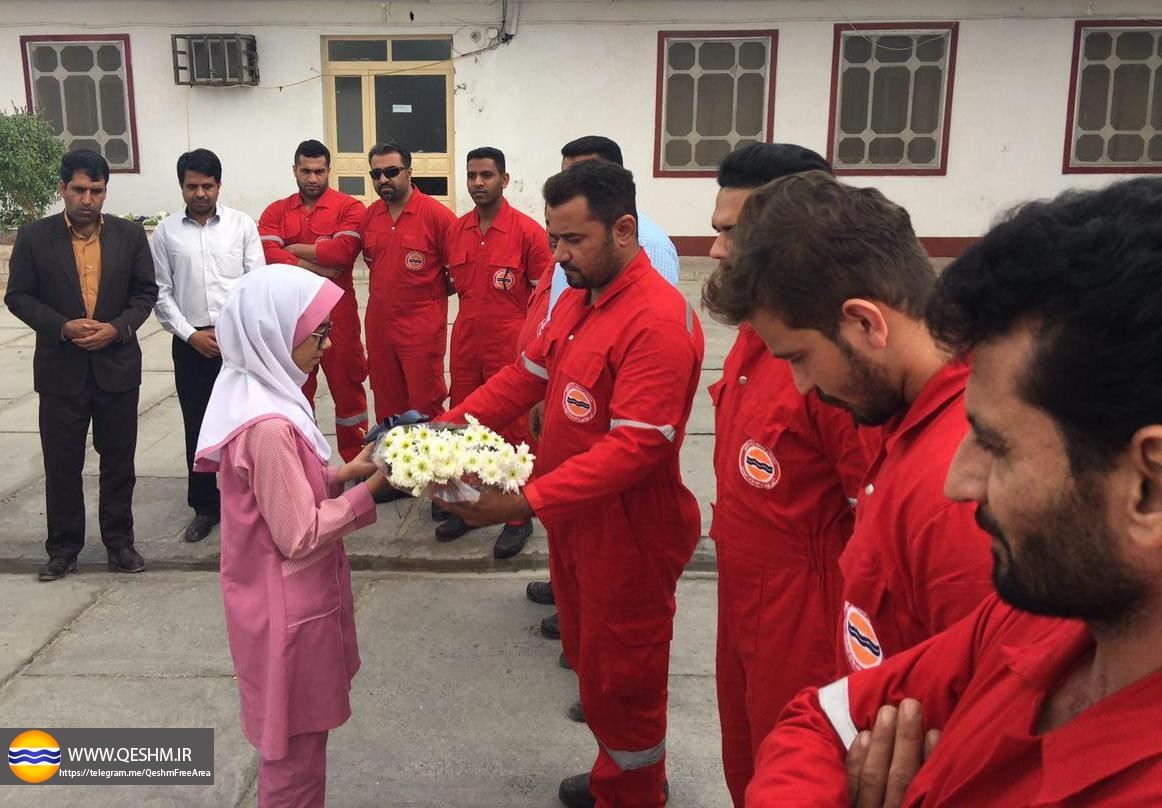 ادای احترام دانش آموزان قشمی به اقدام آتش‌نشانان پلاسکو