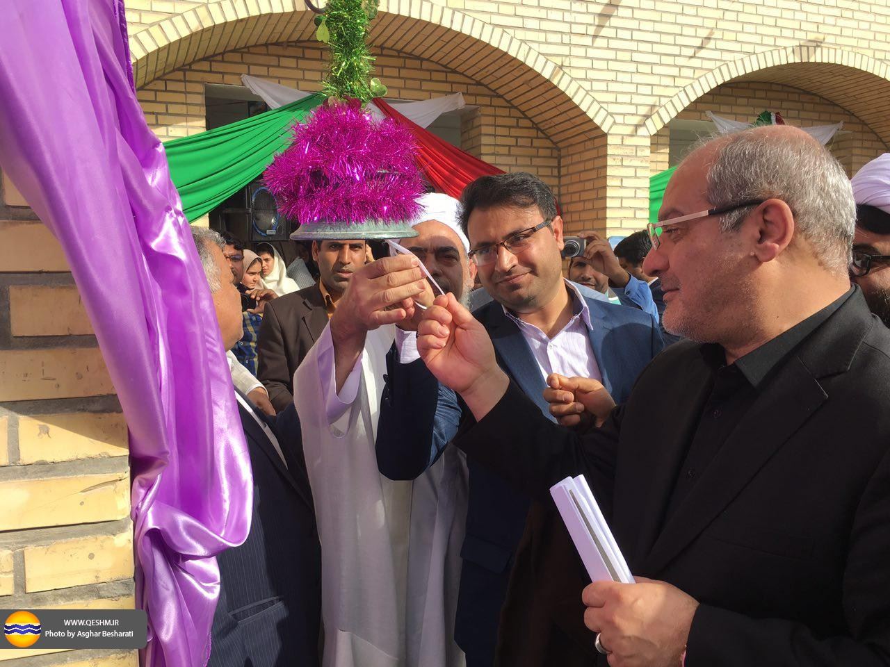 نواختن زنگ انقلاب در مدارس قشم / انقلاب به 39 سالگی اش پا گذاشت / همه روستاهای قشم تا پایان دولت یازدهم به شبکه آب متصل می شوند  