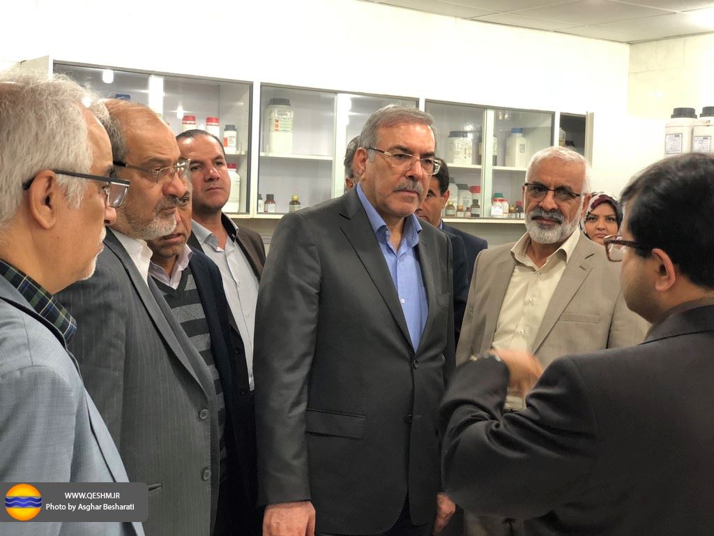 بازدید مشاور رییس جمهور و مدیران عامل مناطق آزاد هفتگانه کشور از تنها آزمایشگاه حلال منطقه در قشم