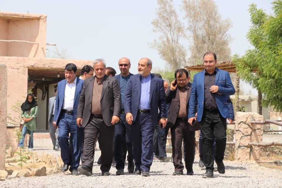 فیلم / خبر سراسری - صدا و سیمای خلیج فارس /   بازدید معاون توسعه روستایی و مناطق محروم رییس جمهور از قشم و امضای تفاهم نامه همکاری با سازمان منطقه آزاد قشم