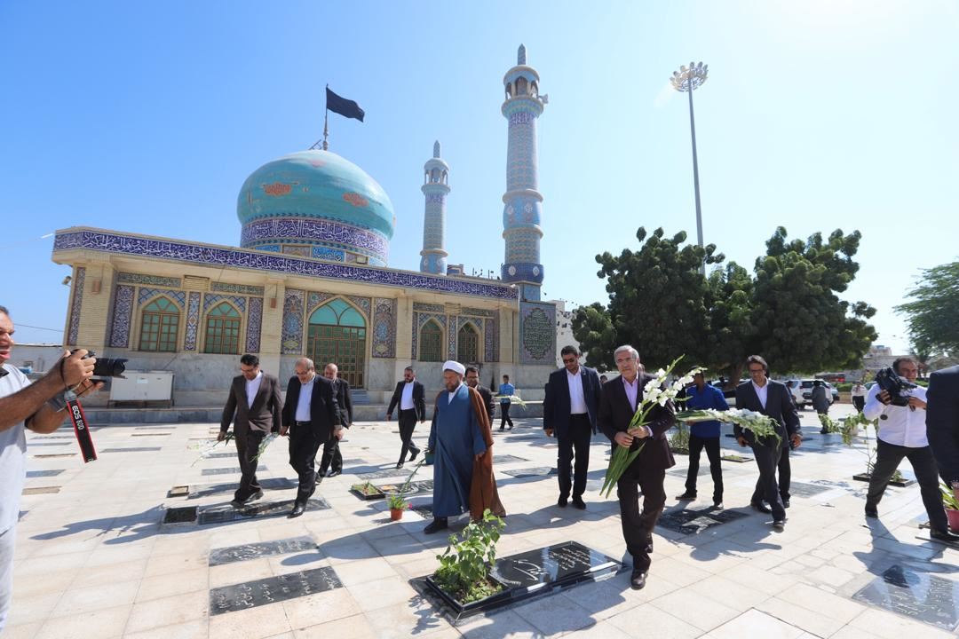 در نخستین دقایق حضور دکتر بانک در جزیره قشم مزار شهدا غبارروبی و عطر افشانی شد / تجدید پیمان مشاور رییس جمهور با آرمان های شهدای قشم