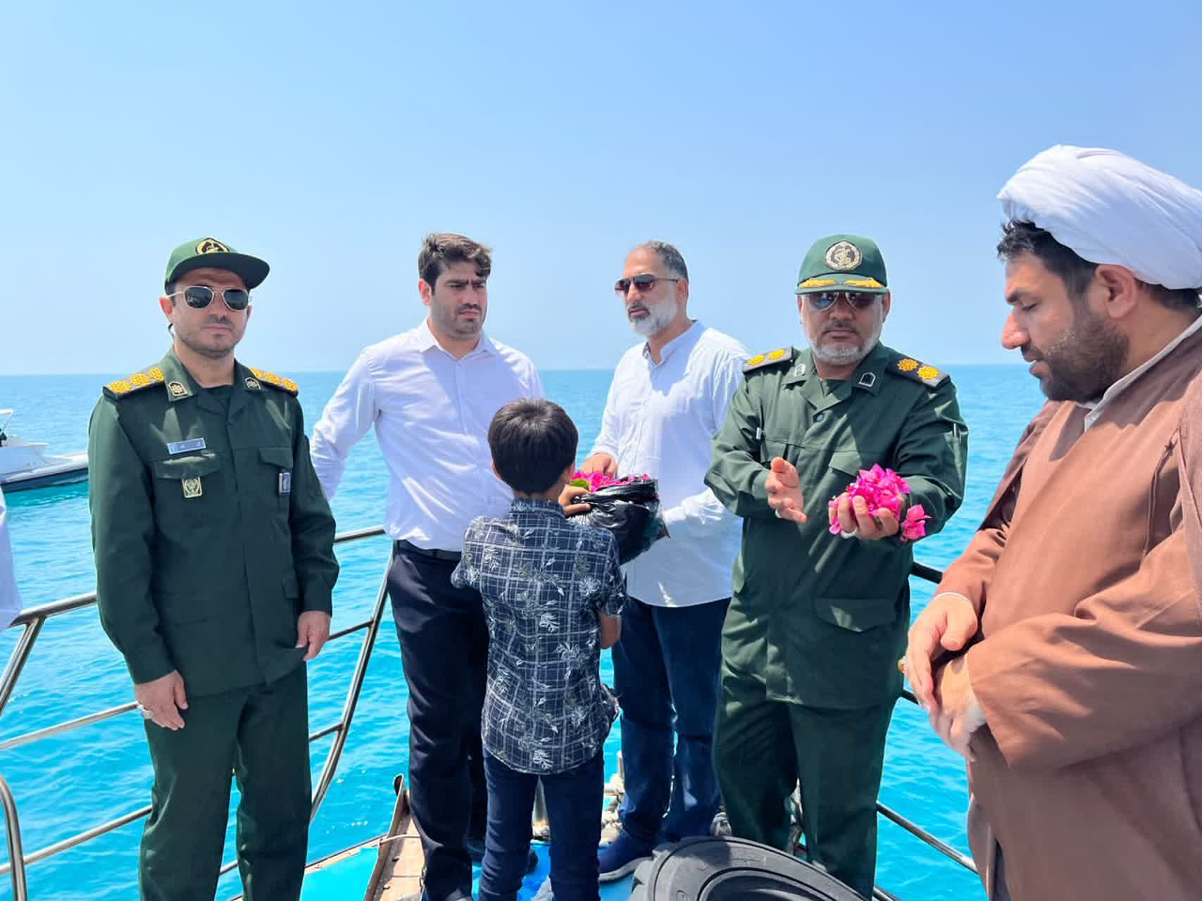 گل‌باران محل شهادت سرنشینان هواپیمای ایرباس در  قشم