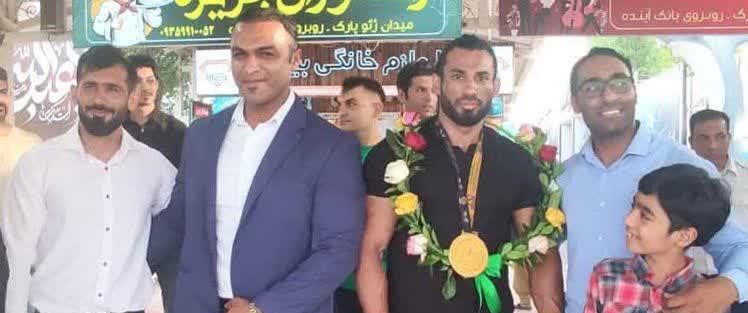 قهرمانی ورزشکار  قشم در مسابقات بدنسازی و پرورش اندام کشور و انتخاب به عنوان عضو تیم ملی